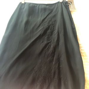 NWT Jones NY Black rayon Skirt.  Knee Length.